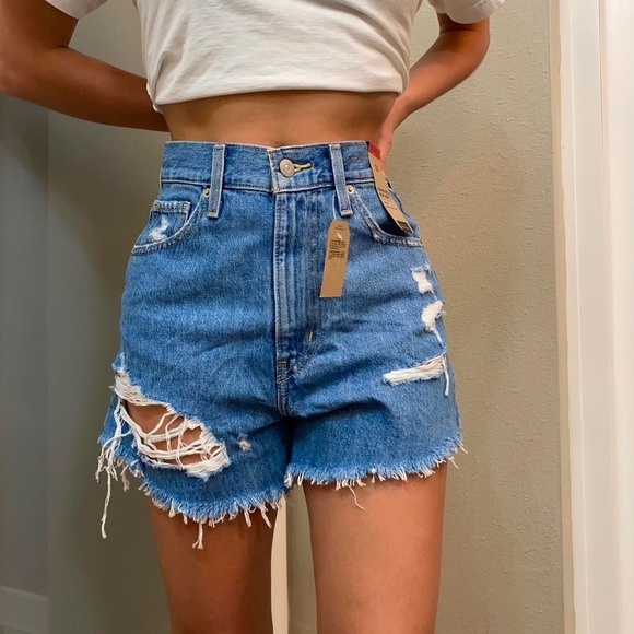 Levi's Pants - LEVIS HIGH WAISTED MOM JEANS SIZE 28